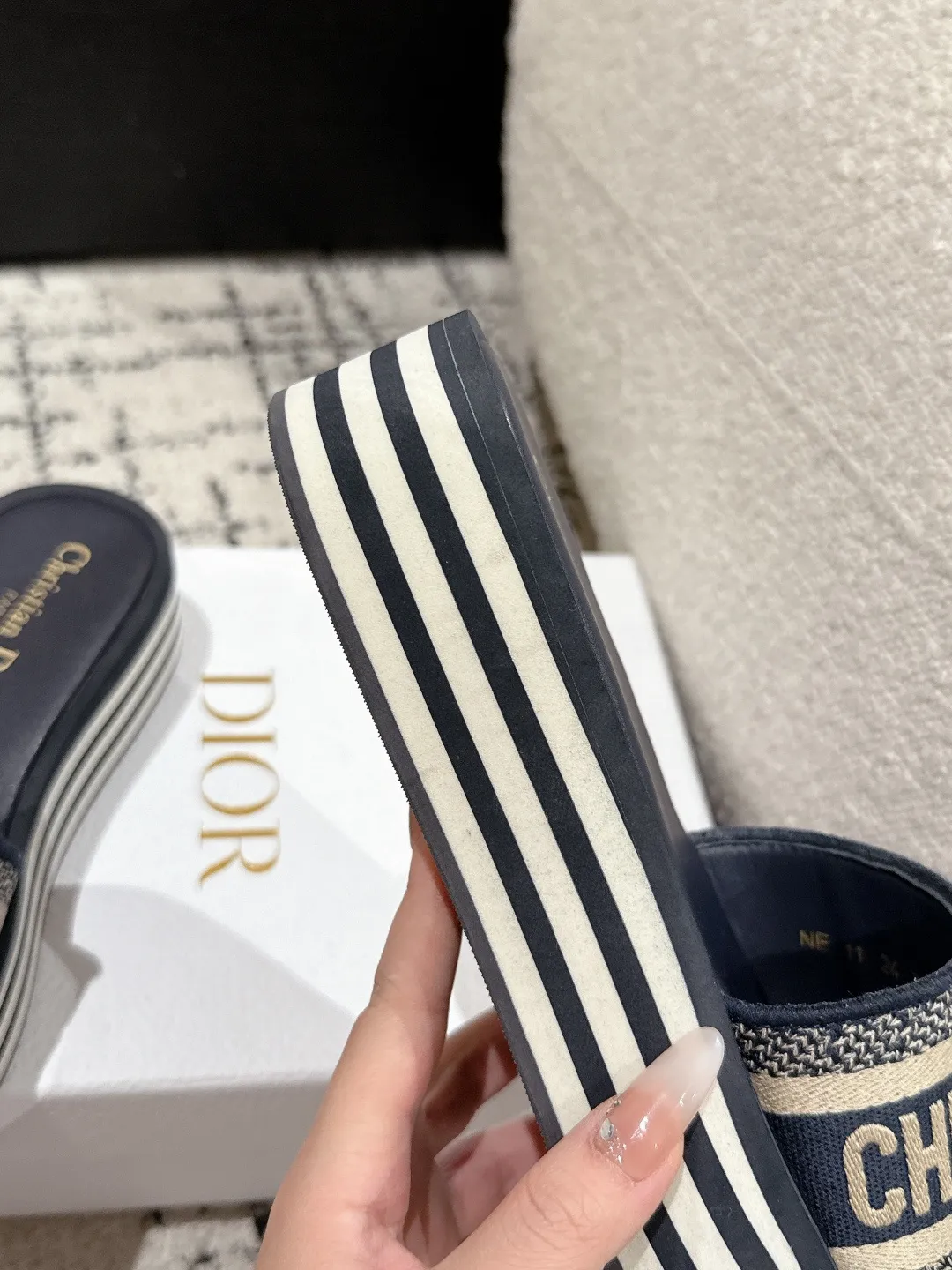 👟👟Ex-factory price 440👟👟 DIOR Dway fabric embroidered logo open toe 7cm thick sole one-word strap slippers CD letter logo three-dimensional embroidery thick bottom round toe open toe slippers The original development of the top version on the market, soft and delicate foot feel, extremely comfortable.  ✔️Upper: imported electro-embroidered cotton technical fabric ✔️Inner lining: water-dyed cowhide foot pad lining ✔️Outsole: original combination outsole ✔️Sole thickness: 7cm ✔️Size: #35-41 (40.41. Customized, non-refundable and non-exchangeable)